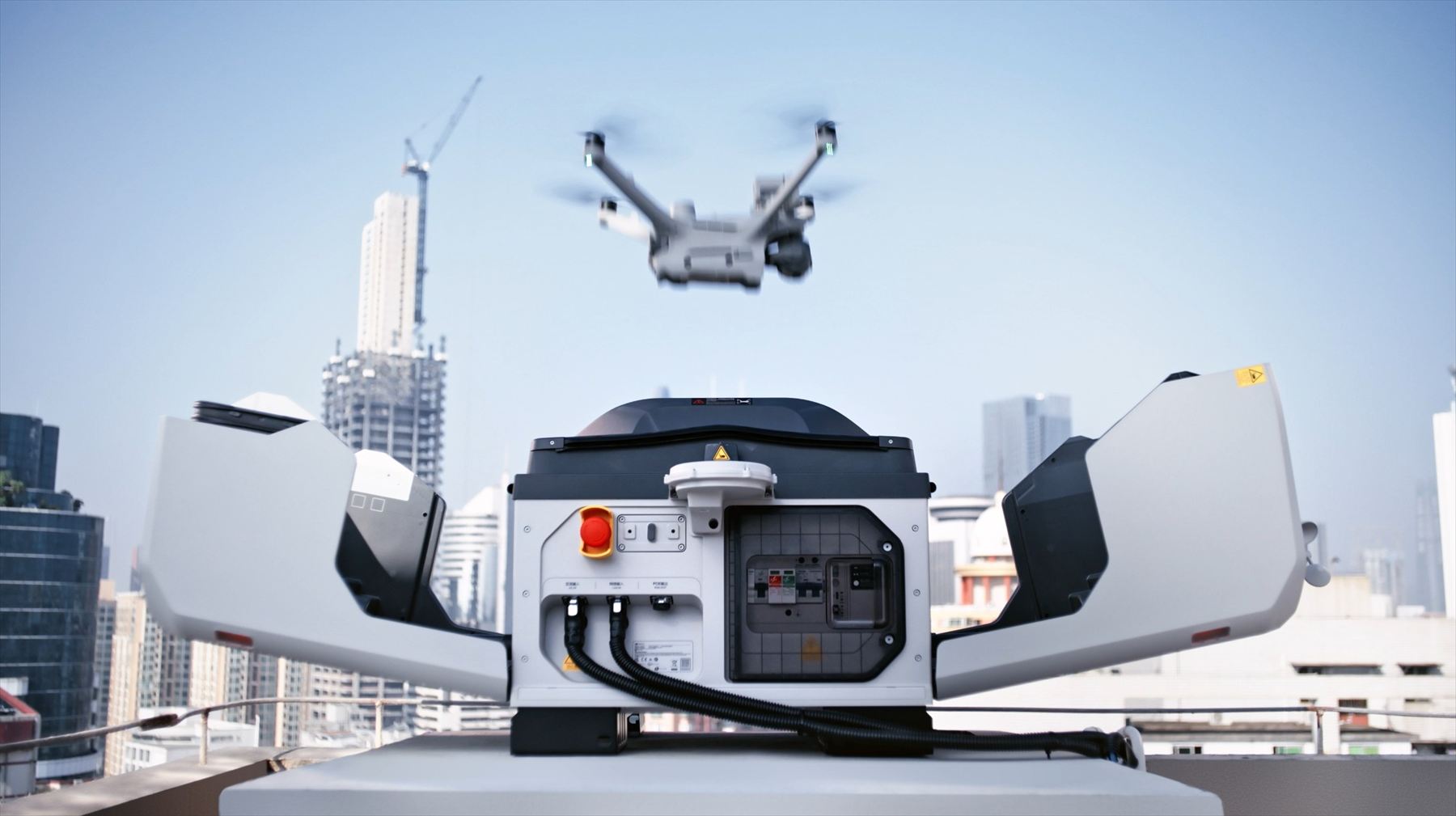 DJI Dock 3 με το drone σε απογείωση